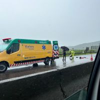 Motociclista fica ferido após queda na BR 101