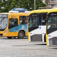 Ônibus rodam com horário de sábado e podem parar por atraso de salários  