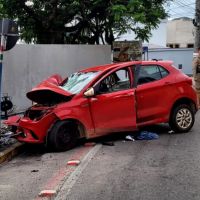 Carro bate em poste e deixa quatro feridos em Porto Belo