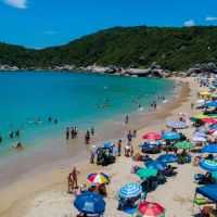 Banhista sofre parada cardíaca e morre na praia da Tainha