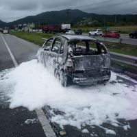 Carro pega fogo na BR 101 em Balneário Camboriú; motorista escapou sem ferimentos  