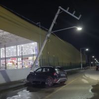 Motorista foge após derrubar poste