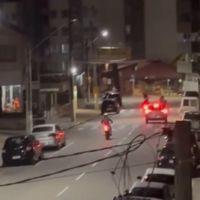 Motoqueiros fazem o caos na noite de Natal em plena beira-mar  