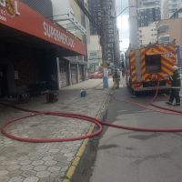 Bombeiros levam mais de oito horas para controlar incêndio em supermercado