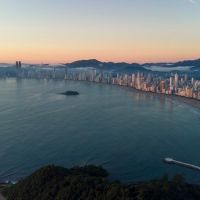 Dois pontos da praia Central de BC estão poluídos