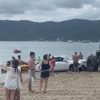 Carro que rebocava jet ski fica preso em Canto Grande; veja o vídeo 