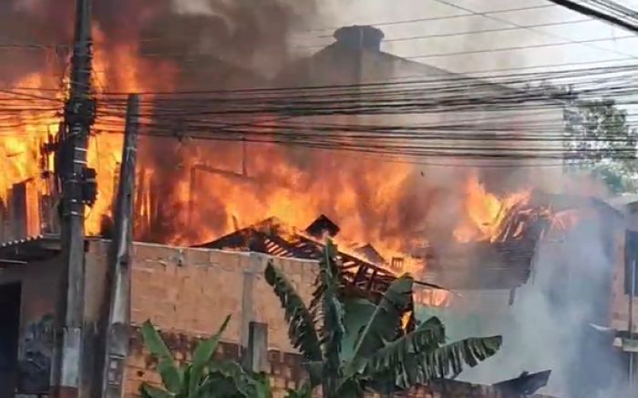 Incêndio destrói casa de dois pisos no Monte Alegre (Foto: Reprodução)