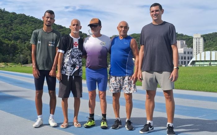 Delegação é formada por cinco atletas, um atleta-guia e o técnico Sidney Reinhold. Foto: Divulgação