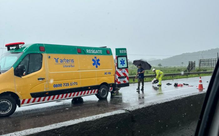 Bloqueio na faixa da direita causou filas no sentido sul (Foto: Franciele Marcon)