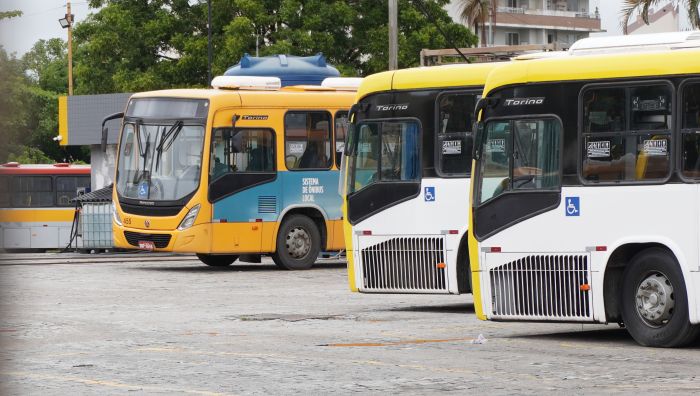 Trabalhadores receberam metade do salário na sexta e podem entrar em greve se o restante não for pago hoje (Foto: João Batista)