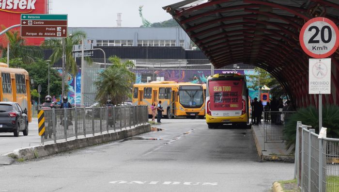 Frota reduzida causou atrasos e transtornos aos passageiros em Itajaí nesta segunda-feira (Foto: João Batista)