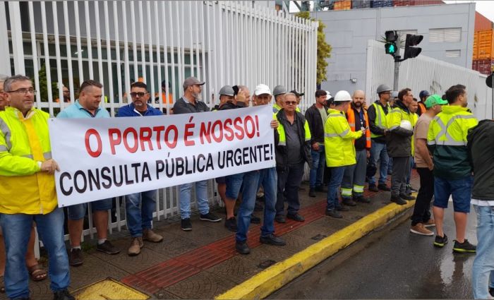 Portuários fizeram manifestação na manhã de hoje em frente ao porto (Foto: Reprodução)