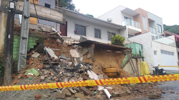 Um casal e uma criança foram resgatados sem ferimentos na manhã de terça-feira (Foto: Reprodução/Luiz Carlos de Souza/NSC TV)