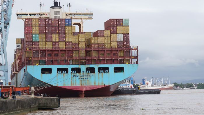 Gigante atracou na JBS, superando o maior navio já recebido na cidade (Foto: João Batista)