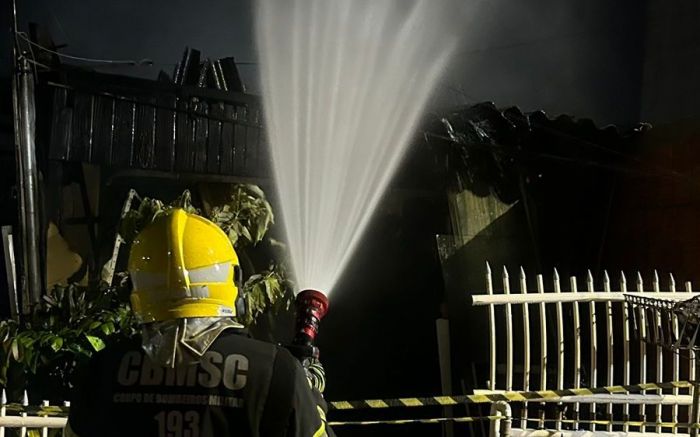 O sobrado incendiado dividia terreno com outras cinco quitinetes, que não foram atingidas (Foto: Divulgação/CBMSC)