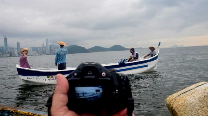 Obra utilizou inteligência artificial para reconstruir a voz e o sotaque “peixeiro” do personagem principal (Foto: ArteinfocusSC)