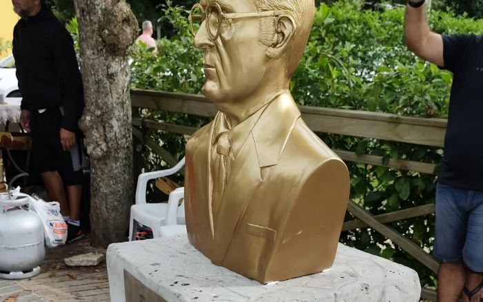 Busto foi inaugurado em praça que leva o nome do ex-governador, ao lado do trapiche de Armação, onde viveu e vive até hoje a família / Eduardo Bajara / Divulgação. 