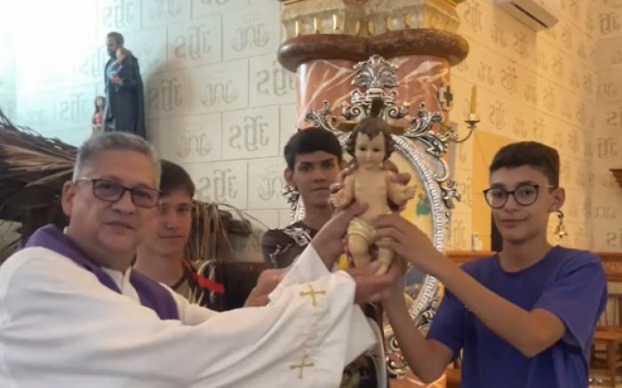 Padre Olívio Gerônimo gravou a música na Paróquia Nossa Senhora do Perpétuo Socorro, em Alvorada do Sul (Foto: Reprodução)