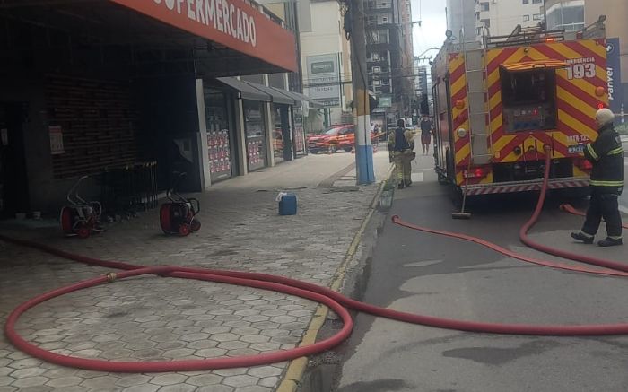 Bombeiros conseguiram salvar parte das mercadorias (Foto: Divulgação CBMSC) 