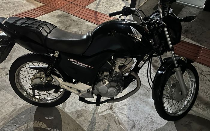 Motos com escapamento adulterado, placas modificadas e outras irregularidades foram apreendidas (Foto: Divulgação/PMSC)