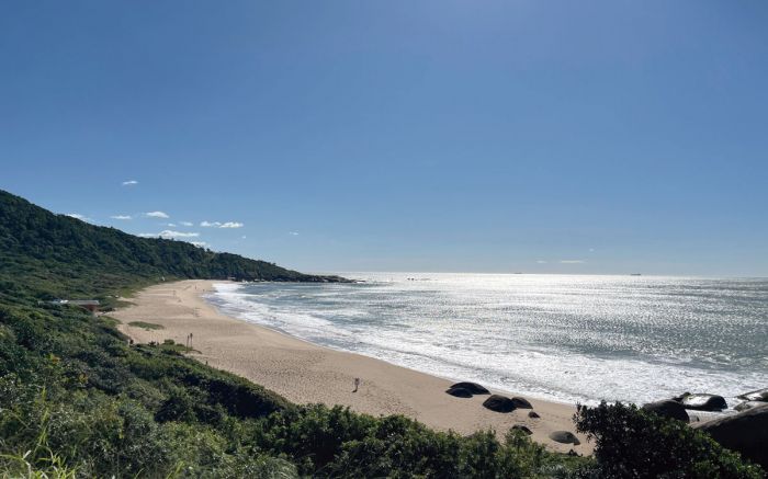 Taquaras, em Balneário Camboriú, é uma das 20 praias de Santa Catarina contempladas com o selo Bandeira Azul (Foto: Ana Zigart)