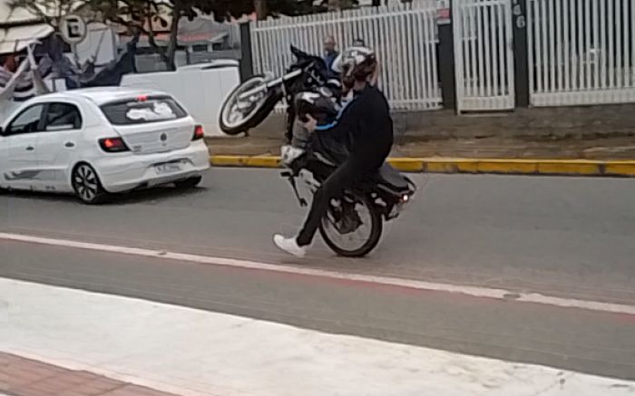 Mesmo com a operação contra a baderna, motociclistas provocaram a PM (Foto: Divulgação / DIARINHO)