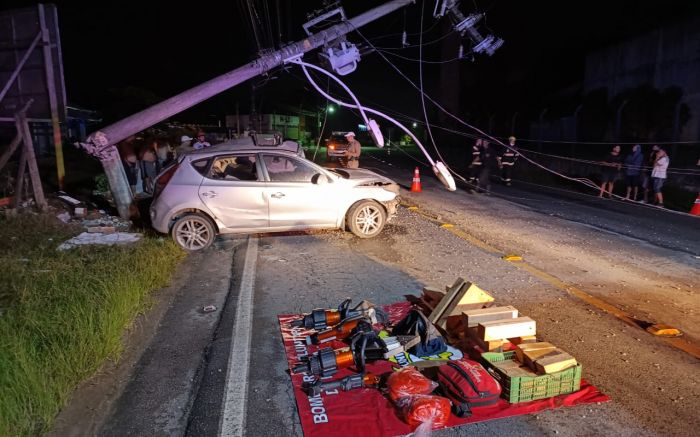 Vítima ficou presa às ferragens do carro (Foto: Bombeiros Voluntários de Ilhota)