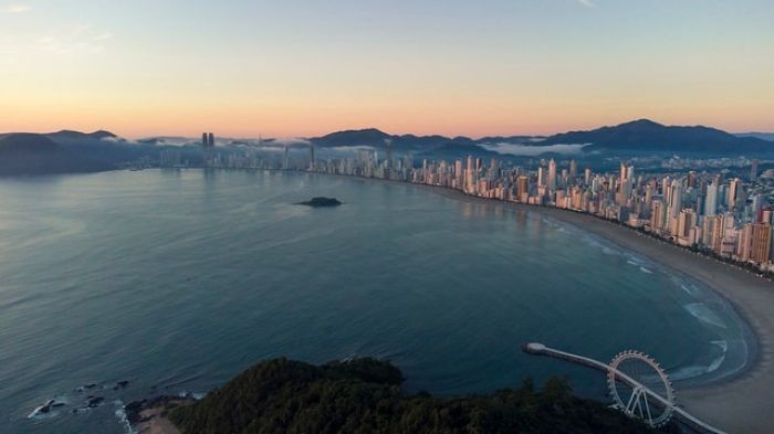 Apenas dois pontos da praia central de BC estão poluídos (Foto: Divulgação/Emasa)