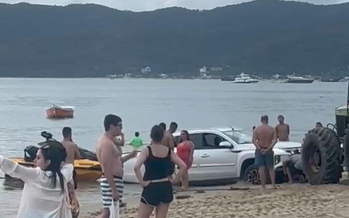 Carro que rebocava jet ski atolou em Canto Grande (foto: Reprodução)