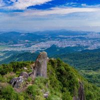 Mulher é resgatada de helicóptero no Pico da Pedra