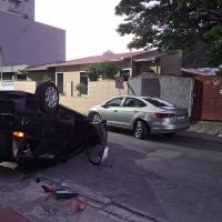 Motorista bêbado capota Peugeot no centro de Itajaí