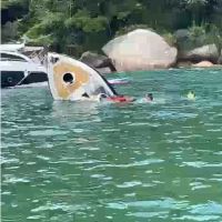 Lancha afunda na praia de Laranjeiras; veja o vídeo  