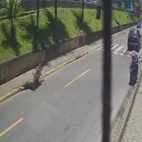 Carro em fuga atinge motociclista em Itapema