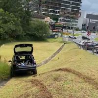 Óleo na pista provoca acidentes em série na avenida Panorâmica; veja o vídeo   