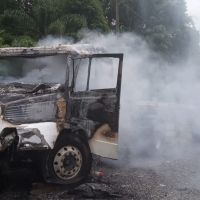 Caminhão pega fogo em pátio de posto de gasolina  