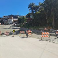 Rua do Ariribá tem trânsito bloqueado por causa de obra 