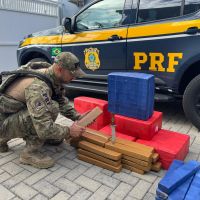 Carro colado no chão dedura mais de 130 kg de maconha em porta-malas