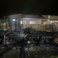 Casa de madeira vem abaixo após incêndio em Balneário Piçarras