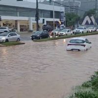 Itajaí e BC têm ruas alagadas com a chuva