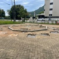 Buraqueira na praça da Beira Rio foi causada por árvore de Natal gigante 