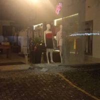 Criminoso invade loja e foge ao disparar alarme