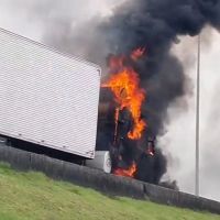 Cabine de caminhão pega fogo em BC; veja o vídeo  