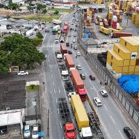 Manutenção de balança e pressa de caminhoneiros criam gargalo no acesso ao porto  