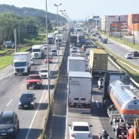 Engavetamento com três carros deixa oito km de fila em Itajaí