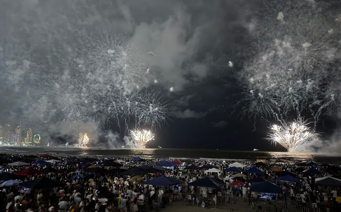 Em Floripa, shows nacionais, cascata na ponte e show pirotécnico celebraram a chegada de 2025 (Foto: Divulgação/PMBC)