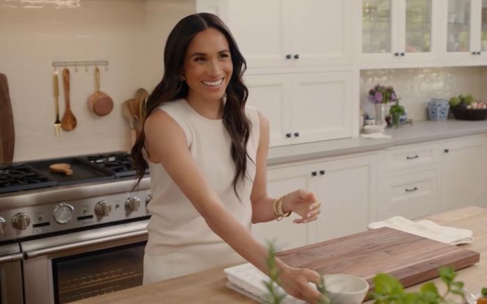 Meghan Markle retorna às telas com «Com amor, Meghan», série de culinária e jardinagem na Netflix 
(Foto: Reprodução)