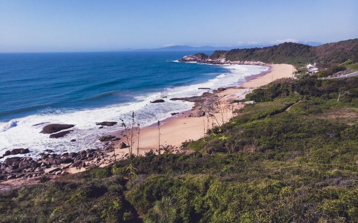 Lei que proibiria a prática na orla ainda não foi aprovada na câmara de vereadores (Foto: Alfabile Santana)