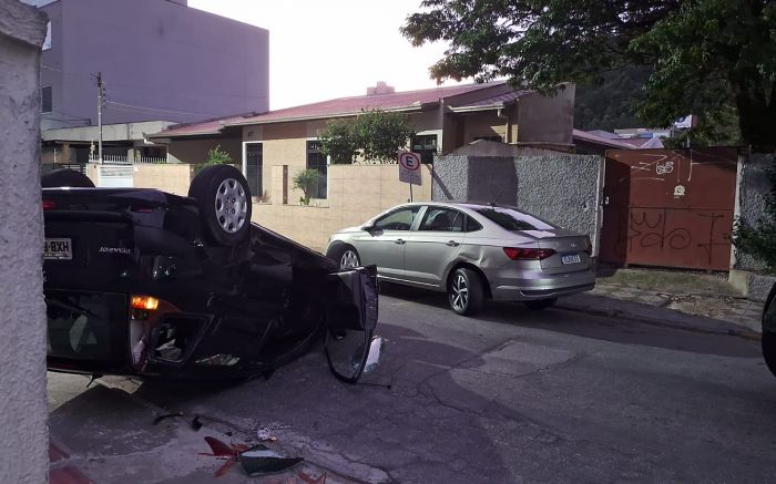 Acidente no centro de Itajaí deixou o Peugeot capotado (Foto: do leitor)