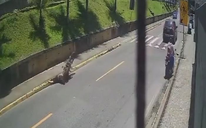 Motociclista bateu com a cabeça no meio-fio (Foto: Reprodução) 