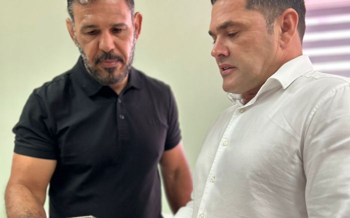 Lutador visitou o prefeito Robison Coelho
(foto: Divulgação/Secom)